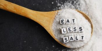 Wat de reden is waarom minder zout beter is!